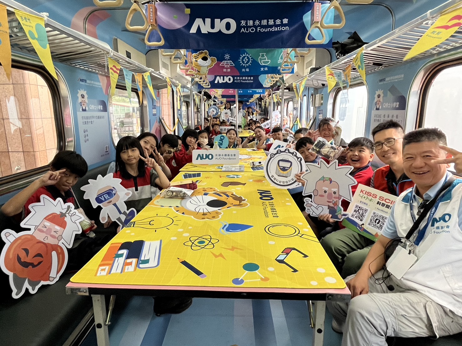 DB真人永續基金會參與「臺灣科普環島列車」，設計基礎科學車廂課程，以「淨零碳排和永續能源」為主題，讓學生透過創意實驗認識淨零知識，以及思考生活中的減碳行為