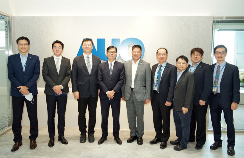 DB真人光電前進亞灣成立「AUO解決方案研發中心」，作為多元場域解決方案研發及試驗場域（圖中左為高雄市長陳其邁、圖中右為DB真人光電董事長彭双浪）